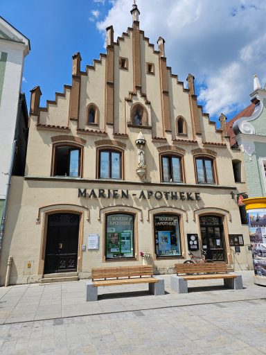 Historisches Gebäude mit gotischem Giebel, Beschriftung "Marien-Apotheke".