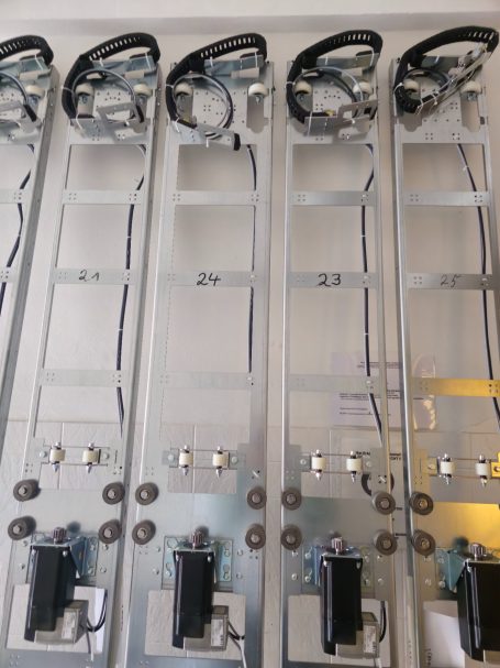 Metallgestelle mit mechanischen Komponenten und nummerierten Positionen.