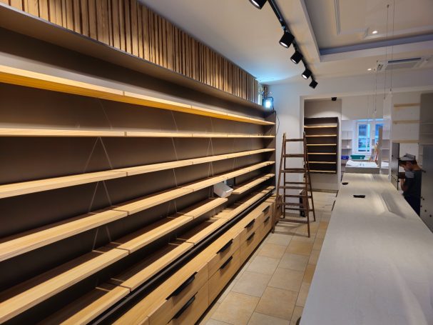 Leere Regale in einem modernen Raum mit hölzernem Innenausbau.