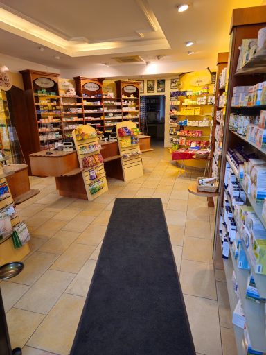 Helle, einladende Verkaufsfläche mit Regalen voller Produkte und einem Teppich im Eingangsbereich.