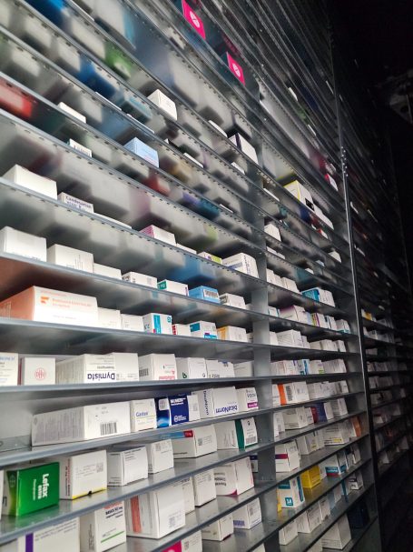 Regale mit verschiedenen Medikamentenpackungen auf mehreren Regalböden.