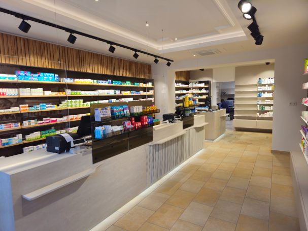 Moderne Verkaufsfläche mit Regalen, gefüllt mit bunten Produkten und einer Kasse.