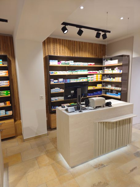 Moderne Verkaufsstelle mit Regal, Kassenbereich und minimalistischem Design.